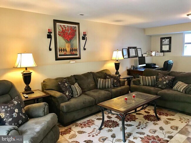 Building Photo - 8 Plumosa Dr