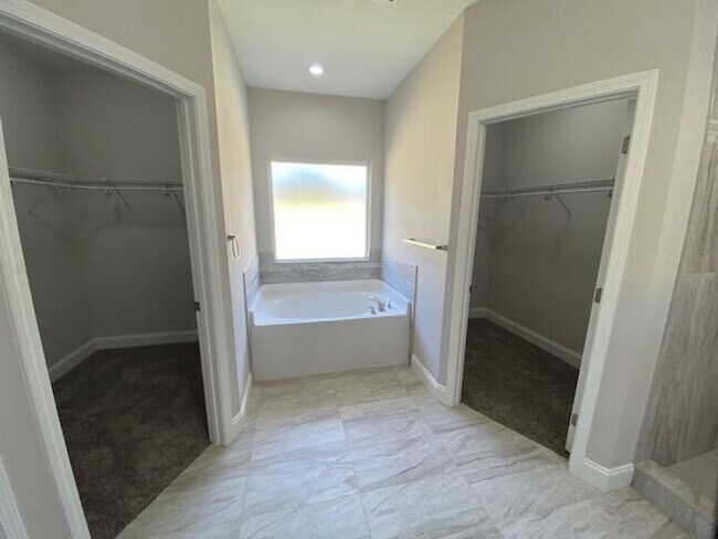 Building Photo - Spacious 3 Bedroom Home in Mary Esther!