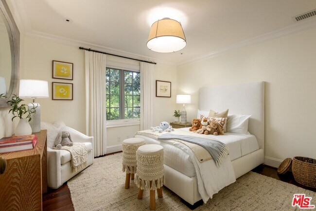 Building Photo - 2760 Sycamore Canyon Rd