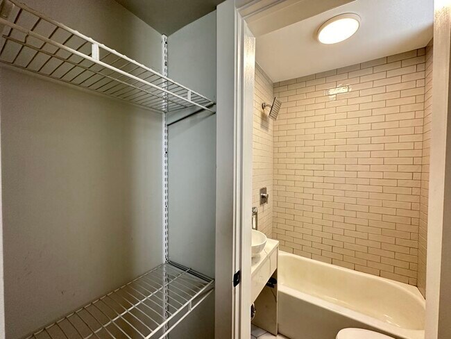 Building Photo - 508 W Belmont