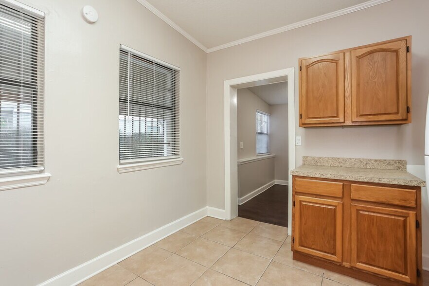 Building Photo - 2611 Lowes Pl