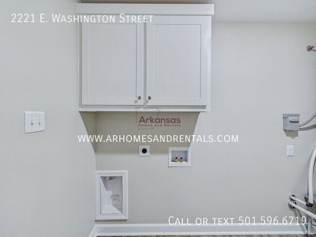 Building Photo - 2221 E Washington Ave