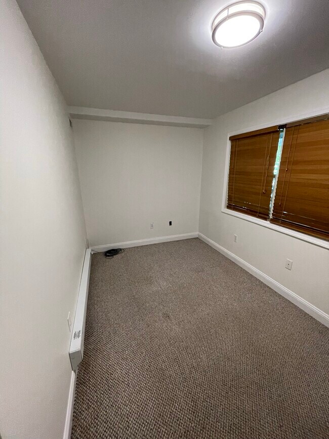 Building Photo - 406 Leverington Ave