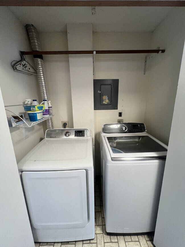 Building Photo - 2 Bedroom / 2 Bath Condo with 1,200 Square Feet, Luxury Finishes, and Great Amenities!