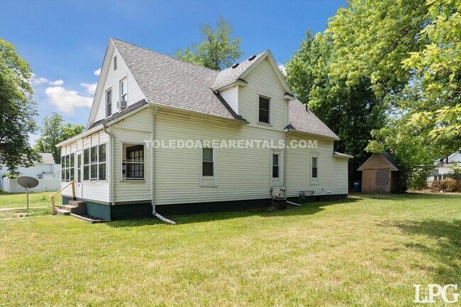 Building Photo - 3843 Peru St