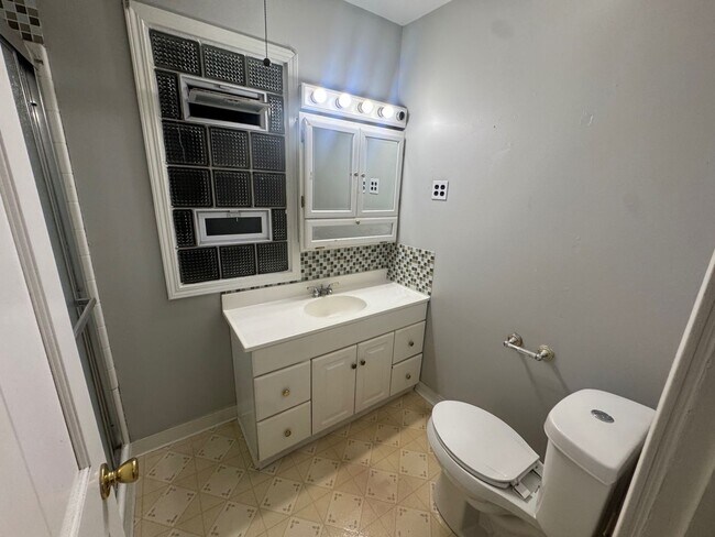 Building Photo - 7602 Wentworth Ave