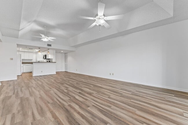 Building Photo - 700 Uno Lago Dr