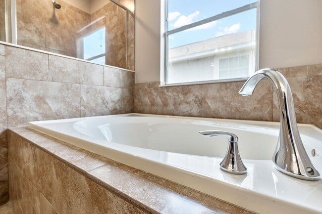 Building Photo - Beautiful 3/2.5 Energy Efficient Home in H...