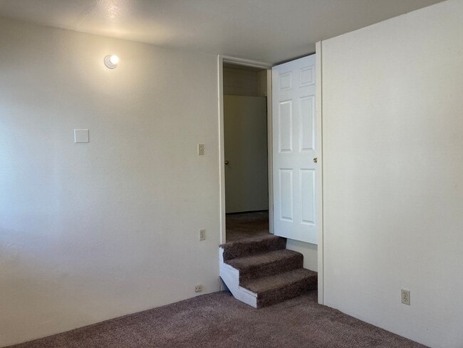 Building Photo - Campus House ~ 4 bedroom, 2 bath