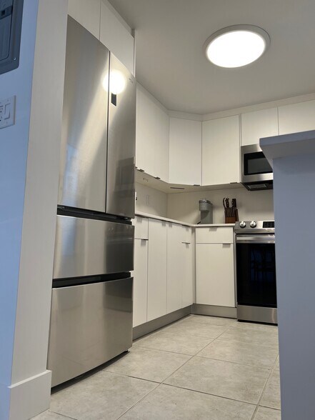 Kitchen - 2545 S Bayshore Dr