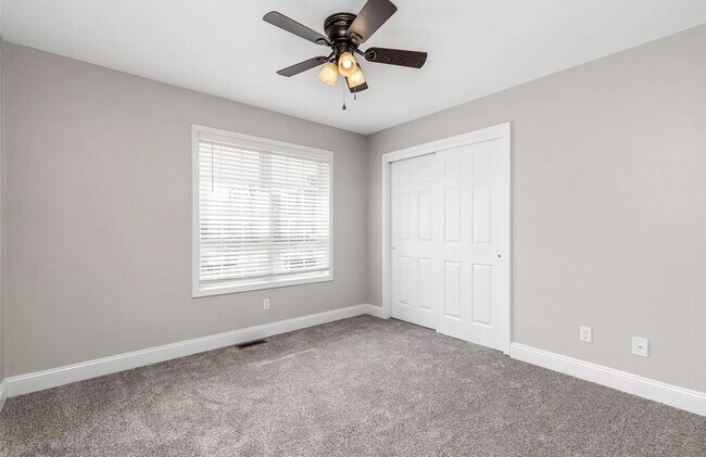 Building Photo - 5 Bedroom Home Located in Waynesville, MO!