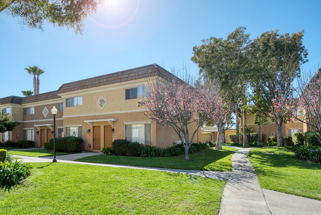 Building Photo - Monterey Villas