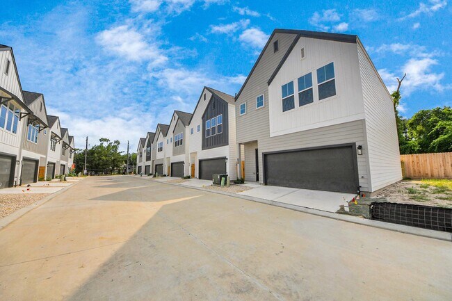 Building Photo - 6519 Old Olive Tree Dr