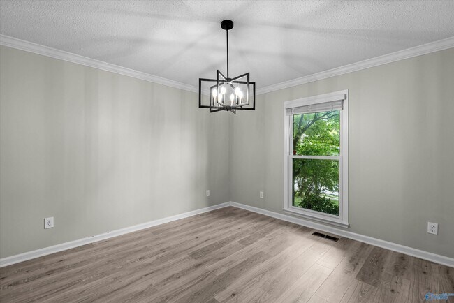 Building Photo - 1305 Hiwan Trail SE
