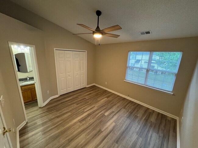 Building Photo - 10165 Forest Landing Dr
