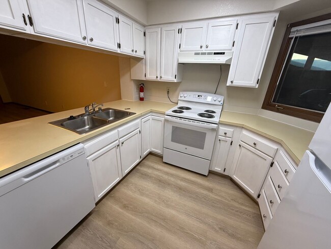 Building Photo - 4075 E 20th Ave