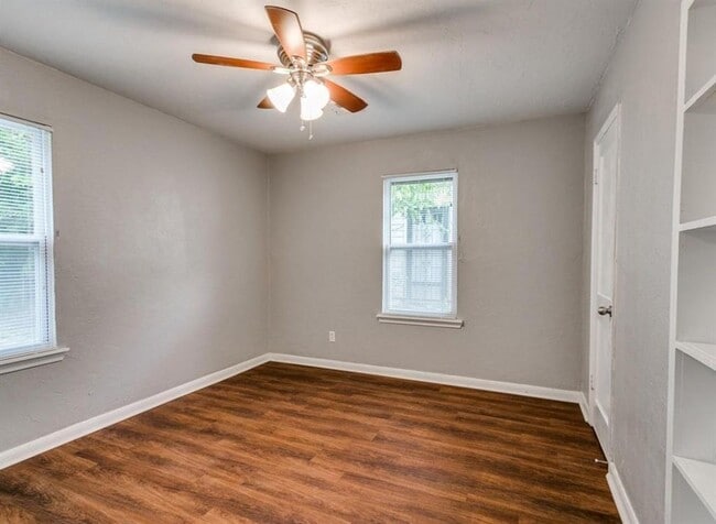 Building Photo - 213 W Jacobs Dr