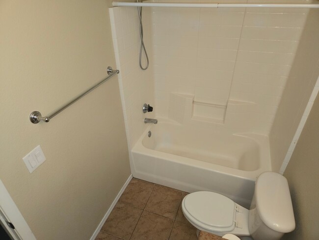 Building Photo - Westside Arbors Condo 2bd, 2ba - Students ...