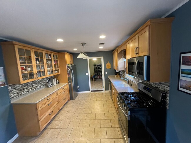 Building Photo - Fall in love with this 4 bedroom/ 2 bathroom single family home!