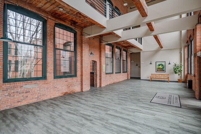 Building Photo - 25 Grand St