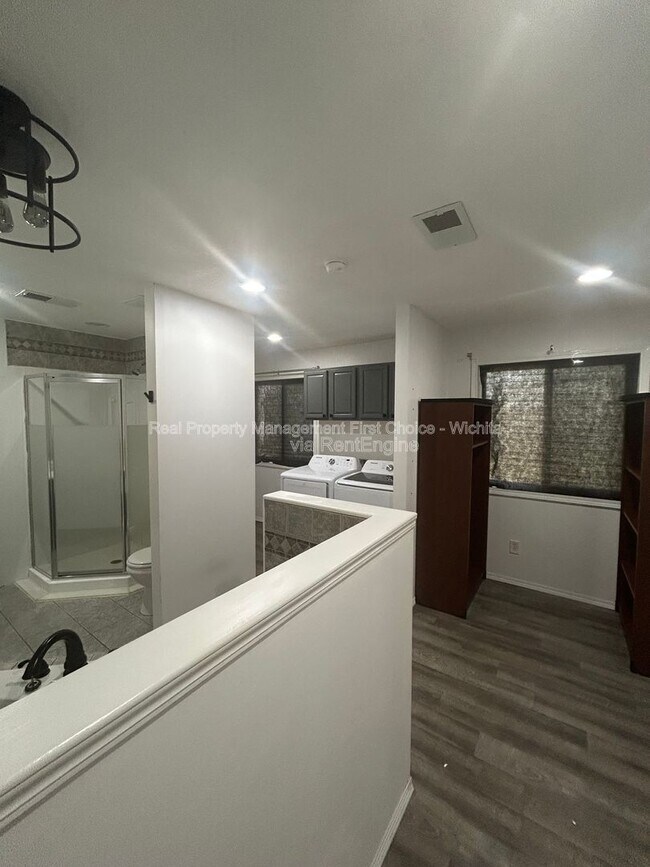 Building Photo - 200 S Lamar Ave