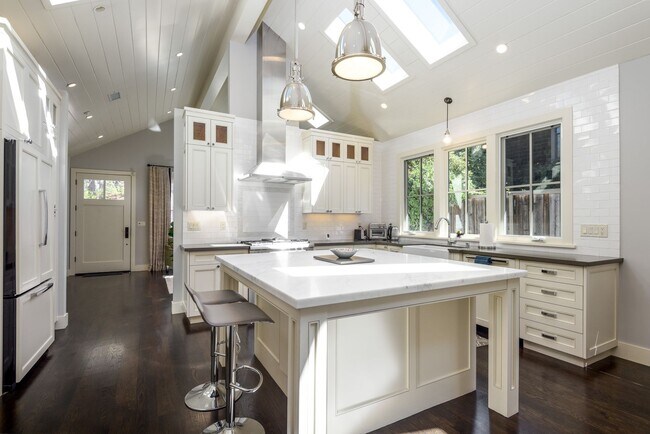 Building Photo - Furnished Downtown Palo Alto Modern Home with Timeless Design