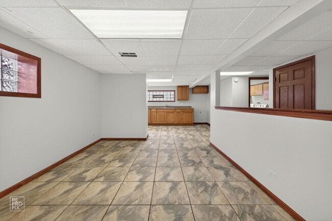 Building Photo - 502 E Memorial Rd