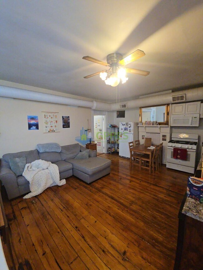 Building Photo - Amazing 2- bedroom 3rd floor apartment in the Southside must see!