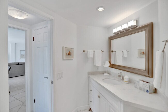 Building Photo - 2908 Bayshore Dr