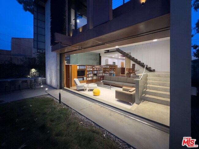 Building Photo - 615 Woodlawn Ave