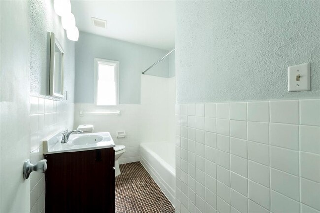 Building Photo - 560 Winton Terrace NE