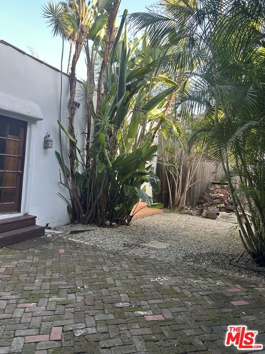 Building Photo - 449 N Sweetzer Ave