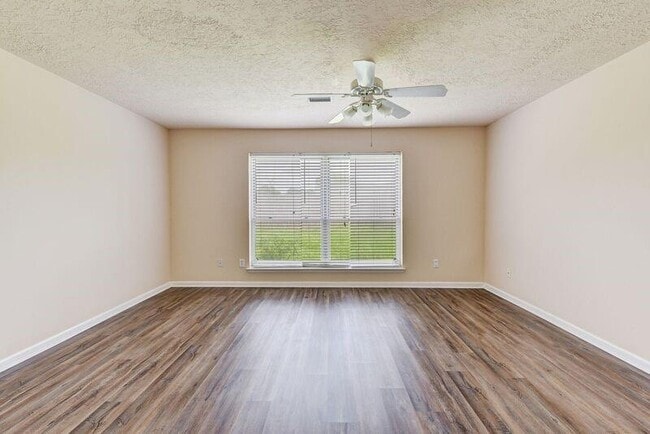 Building Photo - 2107 Collingsfield Dr