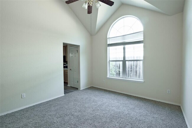 Building Photo - 704 Thrush Dr