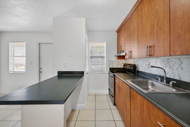 Building Photo - Bright & Modern 1-Bedroom Apartment in Prime Oakland Park Location