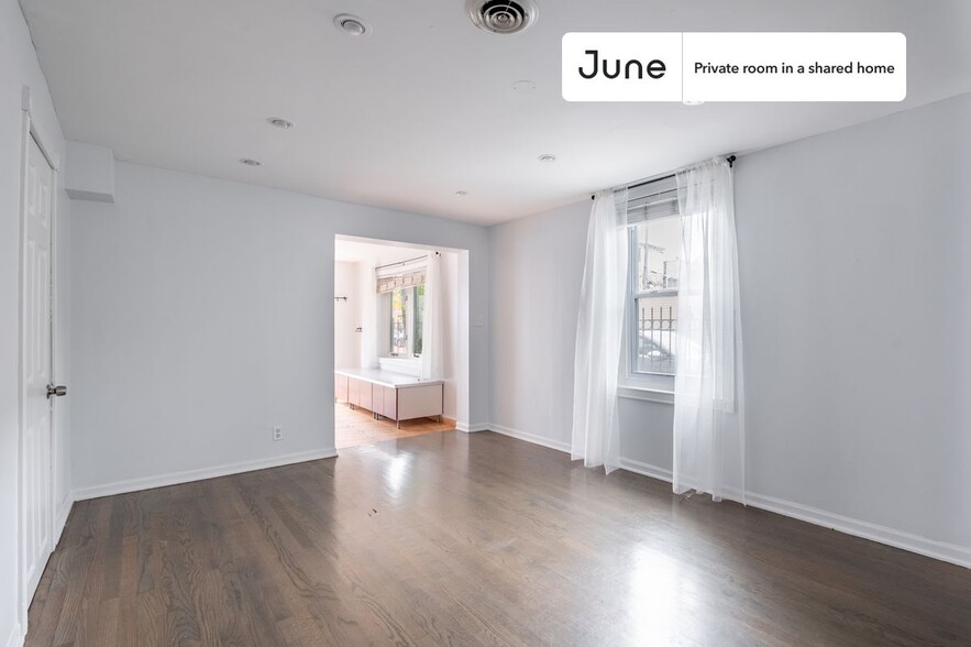 Building Photo - Private bedroom in 5 bed/3 bath Home