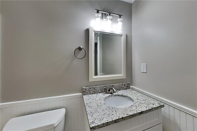 Building Photo - 1102 Canterbury Ln