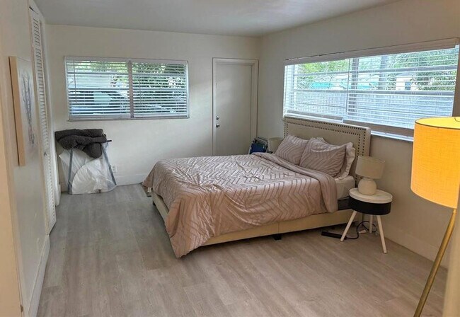 Building Photo - 1638 Plunkett St