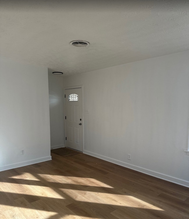 Building Photo - 637 Cosler Dr