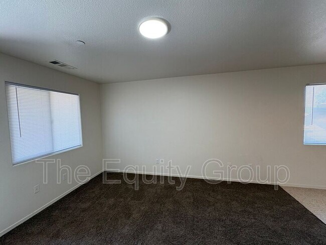 Building Photo - 2106 W Lark Ave