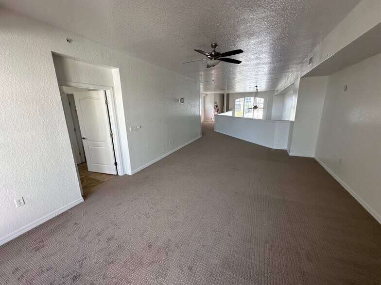 Building Photo - 128 S Beach St