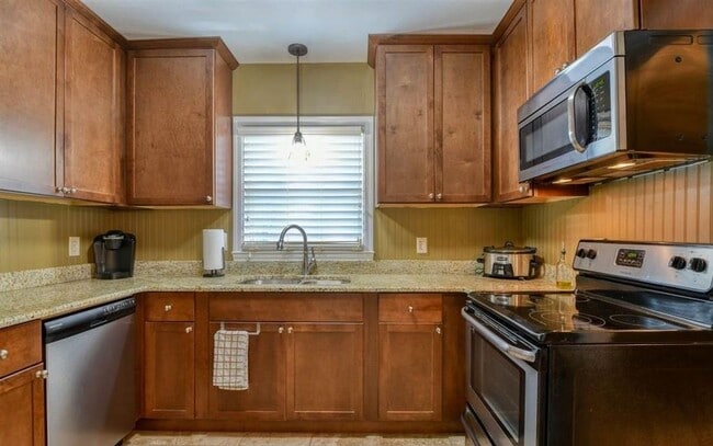 Building Photo - Beautiful three Bedroom One Bathroom For Rent