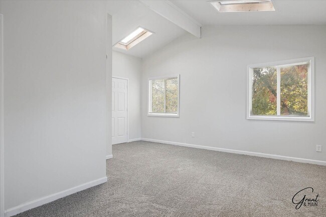 Building Photo - $1200 2 bedroom large home