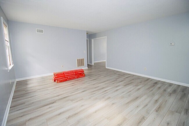 Building Photo - Spacious 2 Bedroom, 1 Bath - Available NOW!