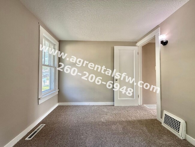 Building Photo - 3 Bedroom House