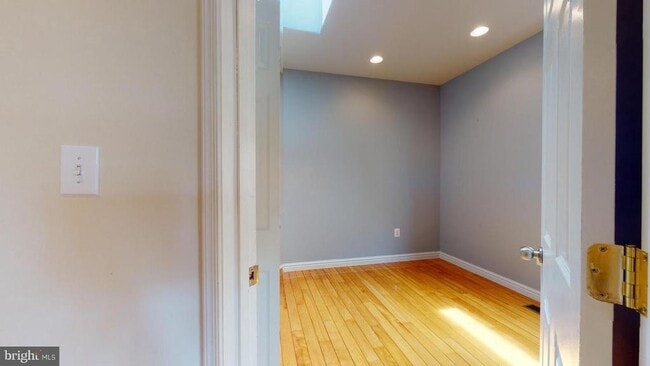 Building Photo - 615 16th St NE