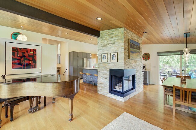 Building Photo - 4Bd/2.5Ba Seattle Home