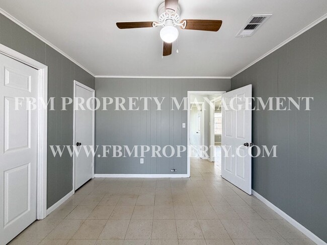 Building Photo - 300 E San Saba Ave