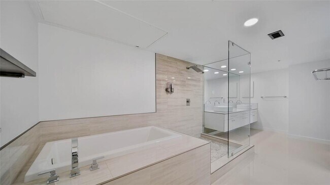 Building Photo - 2000 Bagby St