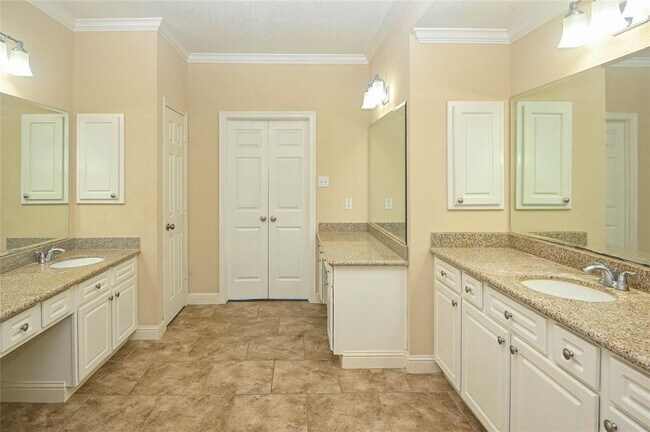 Building Photo - 8707 Westbrook Forest Dr